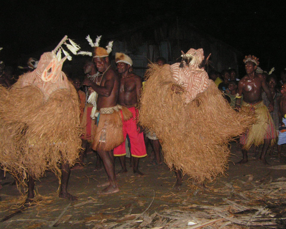 Danses chez les Kamoro (Papou)
